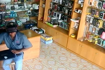 Trộm đột nhập vào cửa hàng, trộm laptop nhanh như chớp