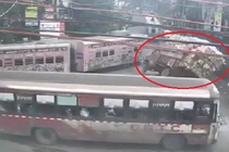 Xe tải tránh lật ngoạn mục như phim hành động