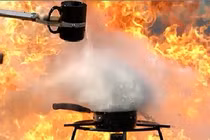 Xem phản ứng khủng khiếp khi đổ nước sôi vào chảo dầu nóng