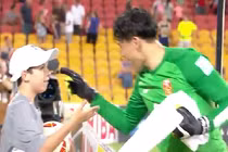 Cậu bé nhặt bóng giúp TQ tạo bất ngờ ở Asian Cup 