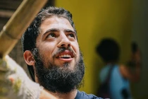 Ảnh: Chàng trai râu xồm Mỹ nhuộm màu cho phố cổ Hà Nội 