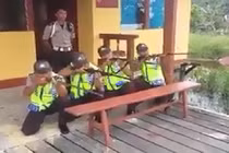 Những anh cảnh sát “diễn sâu” nhất quả đất