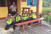 Những anh cảnh sát “diễn sâu” nhất quả đất