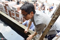 Ảnh: Phó Thủ tướng kiểm tra bể nước tại ổ dịch sốt xuất huyết ở Hà Nội