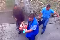 Vào chuồng gấu cho ăn, ra được thì đã mất cánh tay