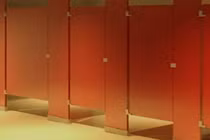 Video: Nhà vệ sinh công cộng luôn dùng vách hở vì lý do nhân văn này