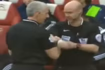 Tình huống thay trọng tài hiếm gặp ở trận Arsenal