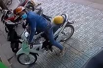 Nữ nhân viên bất lực nhìn trộm bỏ đi cùng chiếc xe Wave