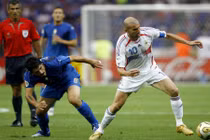 Những pha xử lý bóng thiên tài của Zinedine Zidane