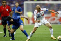 Những pha xử lý bóng thiên tài của Zinedine Zidane