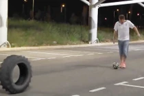 Màn trình diễn bóng "đá đâu trúng đó" của chân sút nghiệp dư