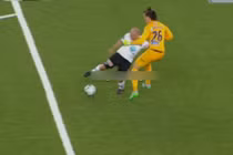 Sai lầm ngớ ngẩn của thủ môn và cái kết đắng lòng