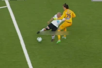 Sai lầm ngớ ngẩn của thủ môn và cái kết đắng lòng