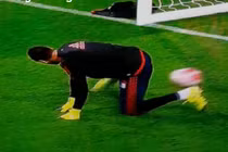 Tình huống “đẻ trứng” của thủ môn trước giờ bóng lăn