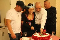 Tài tử U70 “Thiên long bát bộ” bị lộ ngoại tình với chân dài 9X