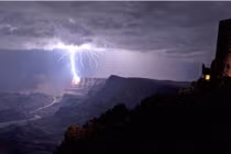 Khoảnh khắc ấn tượng khi bầu trời “nổi giận“