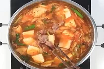 Bí quyết làm lẩu bắp bò kim chi thơm ngon hấp dẫn