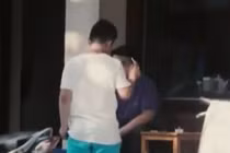 Clip: Trẻ em xin thuốc lá và cái kết bất ngờ