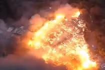 Lửa thiêu rụi hàng trăm ngôi nhà như tận thế