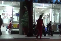 Clip 20 côn đồ xách dao truy sát bệnh nhân đang cấp cứu