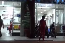 Clip 20 côn đồ xách dao truy sát bệnh nhân đang cấp cứu