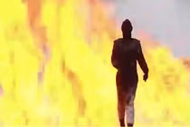 Bộ giáp giúp cô gái Nga tự tin đi xuyên bãi mìn đang phát nổ