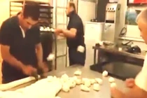 Choáng với khả năng nặn bánh và làm bánh tốc độ siêu nhanh