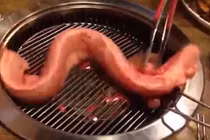 Lươn khủng bị chặt đầu, lột da vẫn quằn quại trên vỉ nướng
