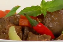 Lạ miệng với món lưỡi lợn kho quế giòn sần sật 