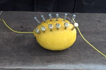 Cách tạo ra lửa từ quả chanh vô cùng đơn giản