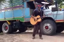 Nghệ sĩ đường phố gắn cả dàn nhạc cụ lên người