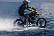 Dân chơi cưỡi mô tô vờn sóng trên biển không tin nổi