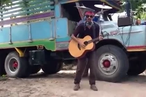 Nghệ sĩ đường phố gắn cả dàn nhạc cụ lên người