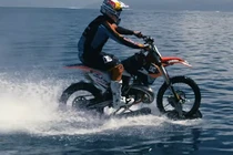 Dân chơi cưỡi mô tô vờn sóng trên biển không tin nổi