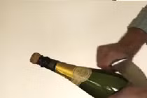 Mẹo nhỏ “giải nguy” nếu dụng cụ mở nắp chai biến mất