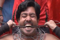 Xem người đàn ông “thép” dùng răng bẻ cong thanh sắt