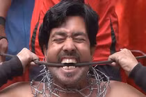 Xem người đàn ông “thép” dùng răng bẻ cong thanh sắt