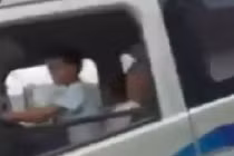 Bố ngủ say, con nhỏ cầm lái xe tải trên quốc lộ