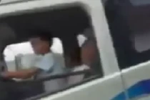 Bố ngủ say, con nhỏ cầm lái xe tải trên quốc lộ