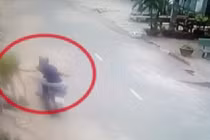 Táo tợn giật dây chuyền trên người phụ nữ giữa ban ngày