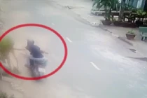 Táo tợn giật dây chuyền trên người phụ nữ giữa ban ngày