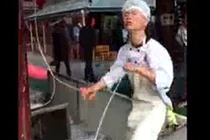 Chàng đầu bếp vừa làm mì sợi, vừa múa dẻo như bún 