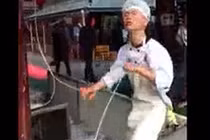 Chàng đầu bếp vừa làm mì sợi, vừa múa dẻo như bún 