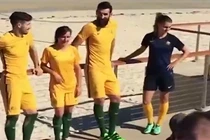 Trang phục “chuối” của đội tuyển Australia gây tranh cãi