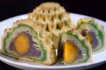 Video: Tự tay vào bếp làm bánh Trung thu 3 màu 3 vị hấp dẫn