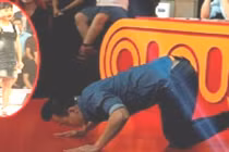 Điều gì khiến Trấn Thành quỳ lạy cô bé 6 tuổi sún răng?