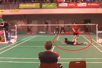 Xuất hiện thánh chơi cầu lông gây chấn động thế giới