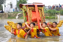 Ảnh: Rước kiệu lội ao lạnh suốt 5 giờ ở Thái Bình