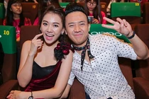 Trấn Thành bất ngờ tặng quà, ôm hôn vợ sắp cưới tại họp báo