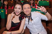 Trấn Thành bất ngờ tặng quà, ôm hôn vợ sắp cưới tại họp báo